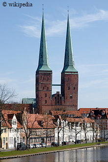 Der Lbecker Dom mit Traveufer vom Westen aufgenommen  -   Fr eine grere Darstellung auf das Bild klicken.