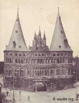Das Holstentor in der Hansestadt Lbeck im Jahre 1909. Fr eine grere Bilddarstellung bitte auf das Bild klicken.